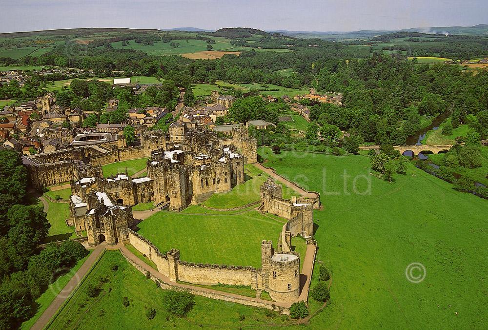 Alnwick Castle & Town Postcard | Cardtoons Publications